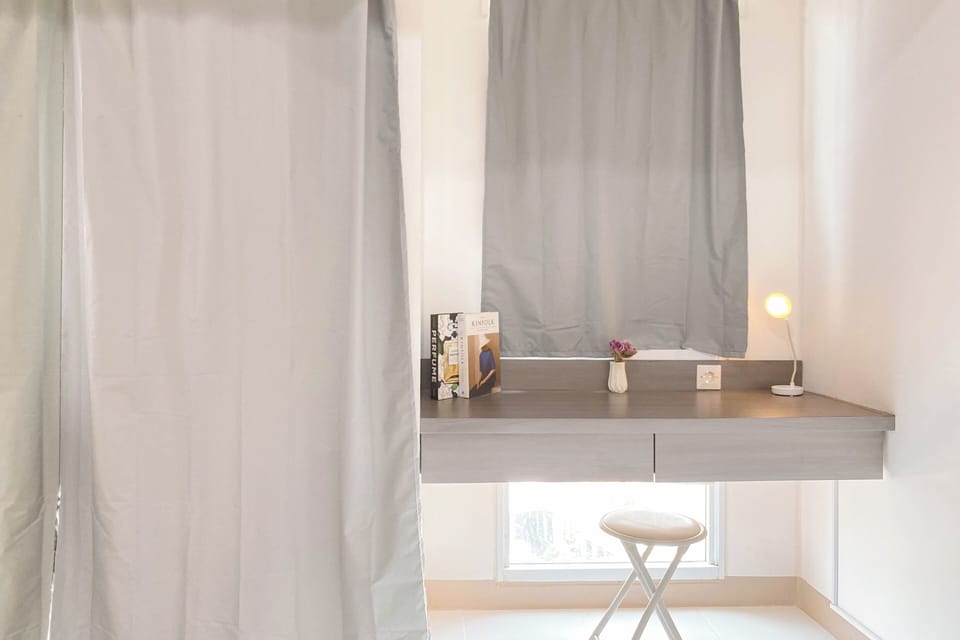Deluxe Studio | Desk