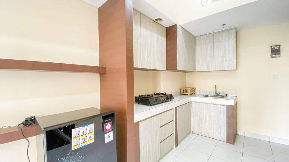 Deluxe Apartment | Private kitchen | Fridge, stovetop, rice cooker, dining tables