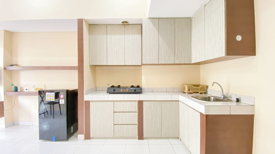Deluxe Apartment | Private kitchen | Fridge, stovetop, rice cooker, dining tables