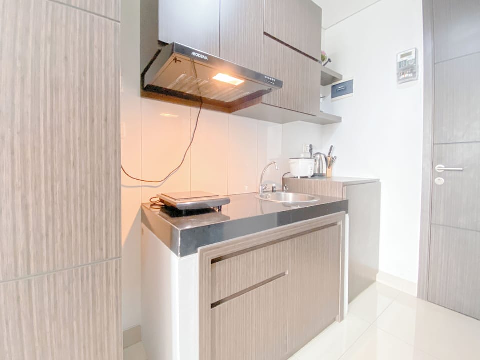 Deluxe Studio | Private kitchen | Mini-fridge, stovetop, rice cooker, dining tables