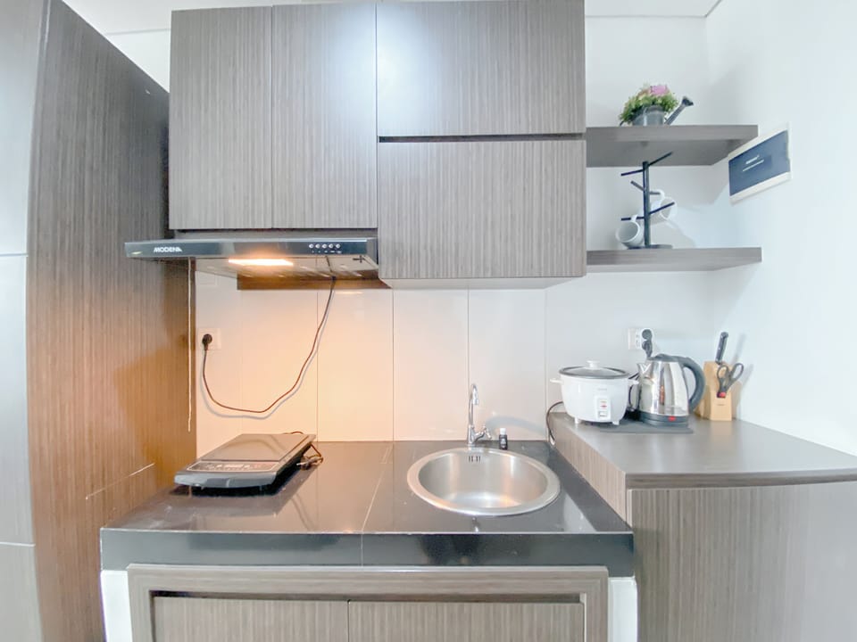 Deluxe Studio | Private kitchen | Mini-fridge, stovetop, rice cooker, dining tables