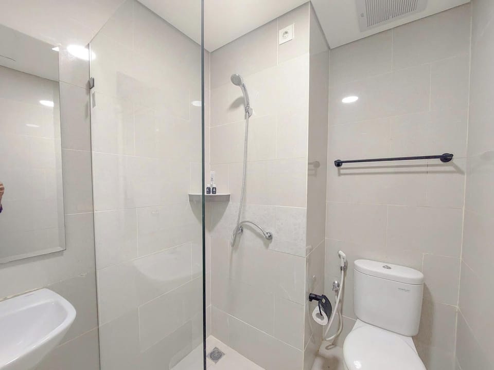 Deluxe Studio | Bathroom | Shower, free toiletries, towels, soap
