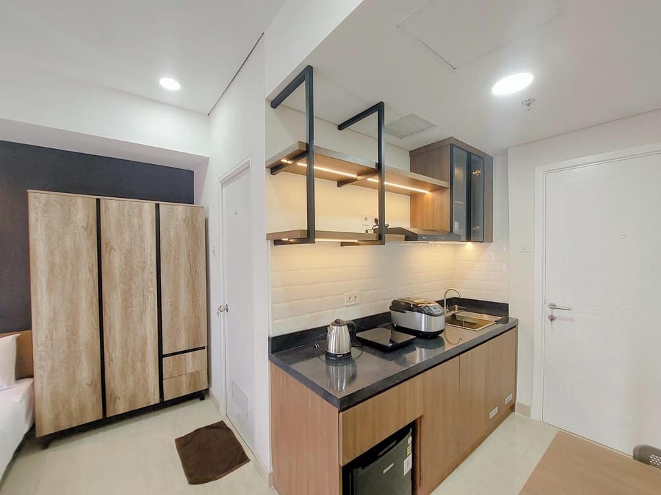 Deluxe Studio | Private kitchen | Fridge, stovetop, rice cooker, dining table