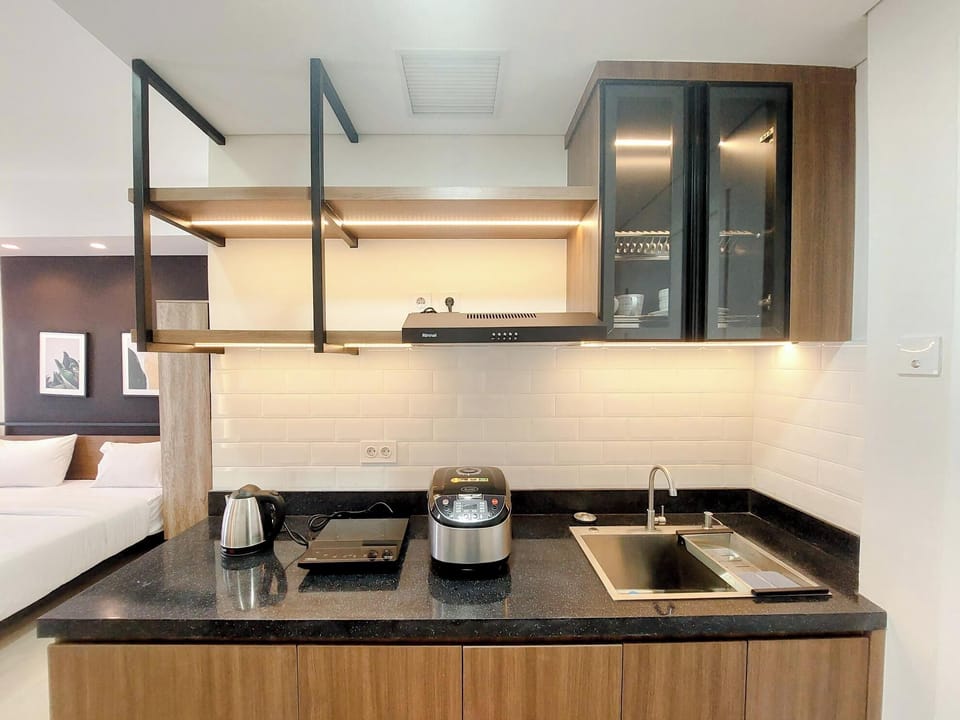 Deluxe Studio | Private kitchen | Fridge, stovetop, rice cooker, dining table