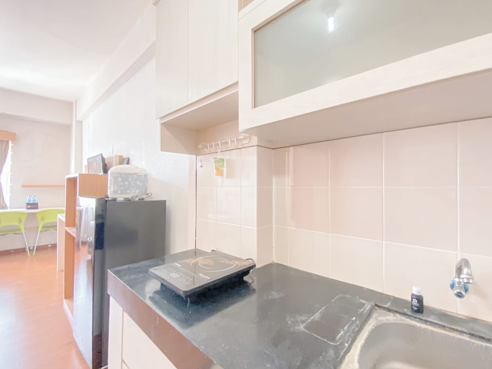 Deluxe Studio | Private kitchen | Fridge, stovetop, rice cooker, dining tables