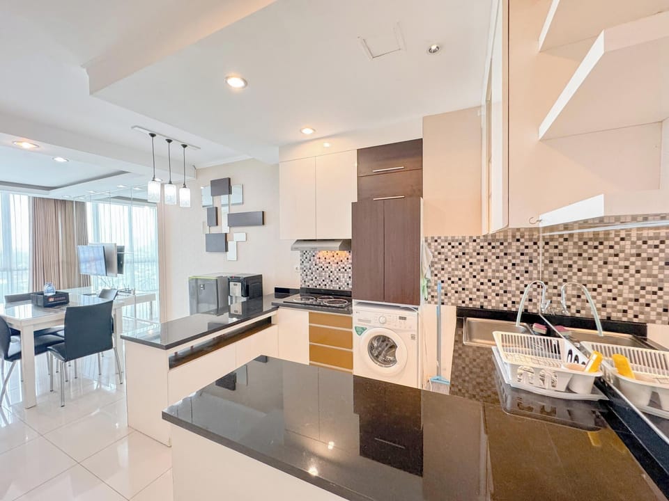 Deluxe Apartment | Private kitchen | Fridge, stovetop, rice cooker, dining tables