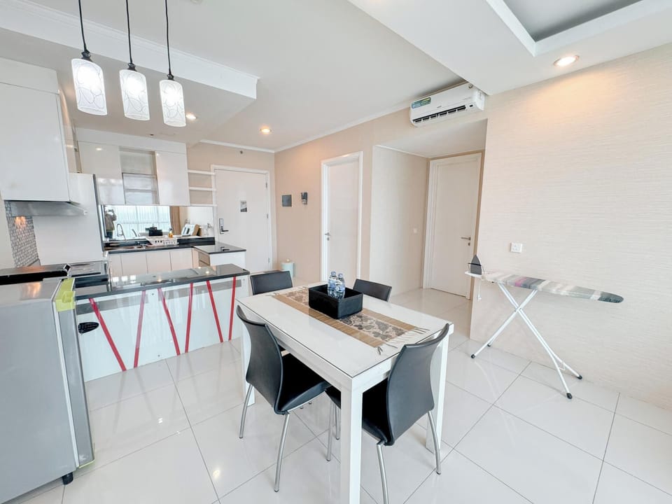 Deluxe Apartment | Dining room