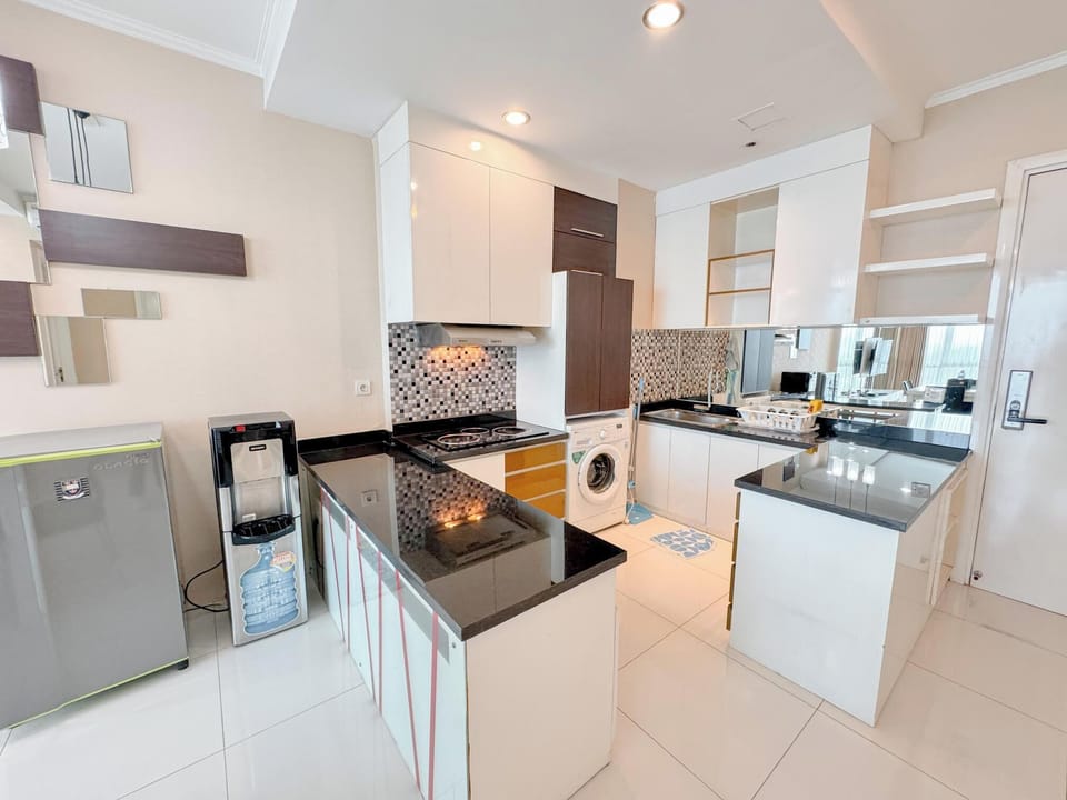 Deluxe Apartment | Private kitchen | Fridge, stovetop, rice cooker, dining tables