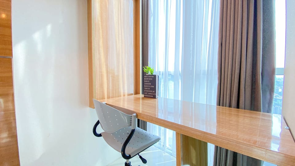 Deluxe Studio | Desk