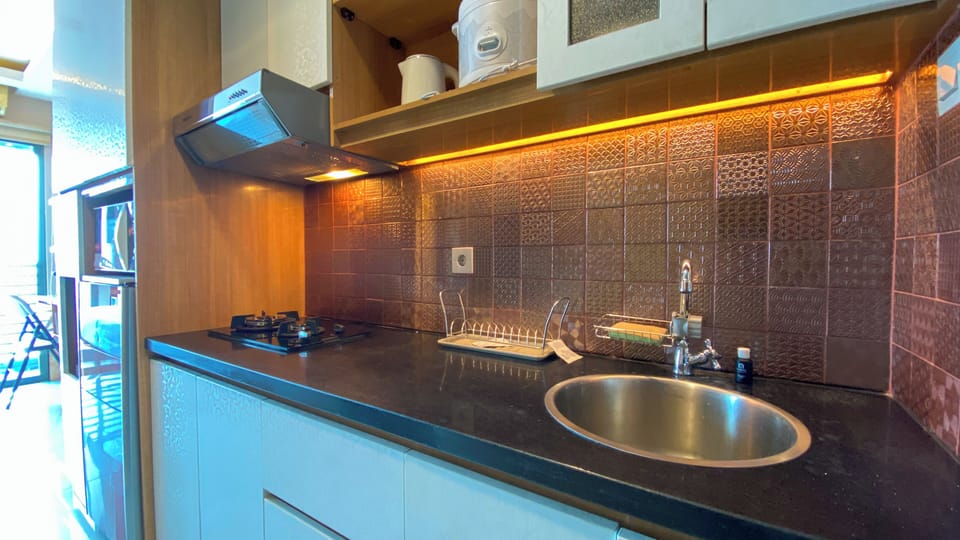 Deluxe Studio | Private kitchen | Fridge, microwave, stovetop, rice cooker