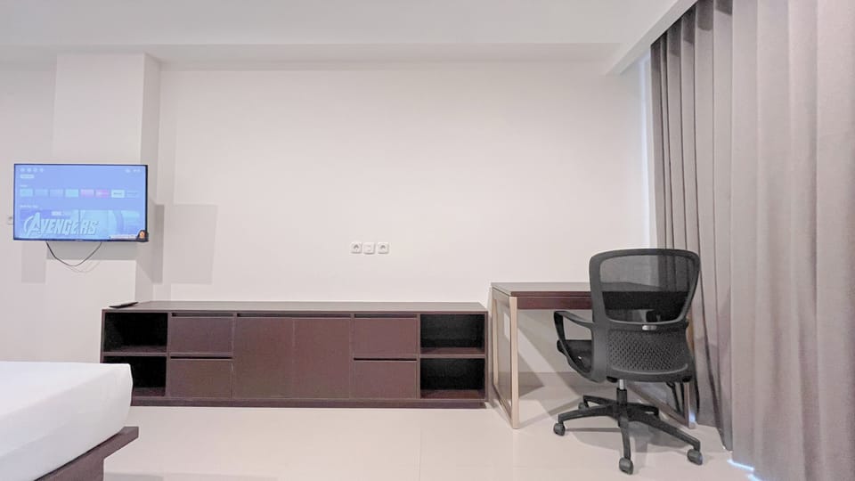 Deluxe Studio | Desk