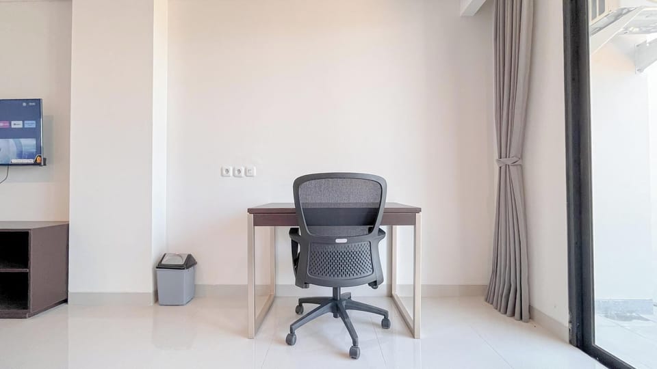 Deluxe Studio | Desk