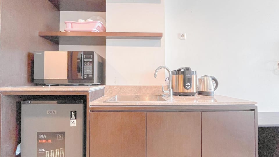 Deluxe Studio | Private kitchen | Fridge, microwave, rice cooker