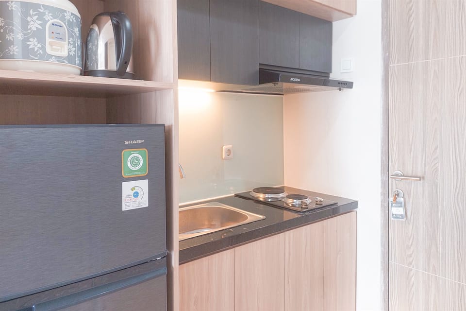 Deluxe Studio | Private kitchen | Fridge, stovetop, rice cooker, dining tables