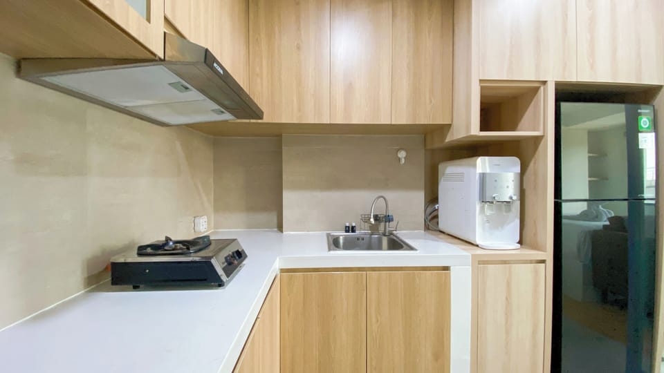 Deluxe Apartment | Private kitchen | Fridge, stovetop, rice cooker, dining tables