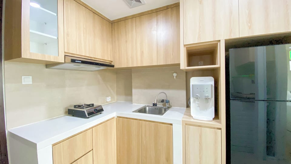 Deluxe Apartment | Private kitchen | Fridge, stovetop, rice cooker, dining tables