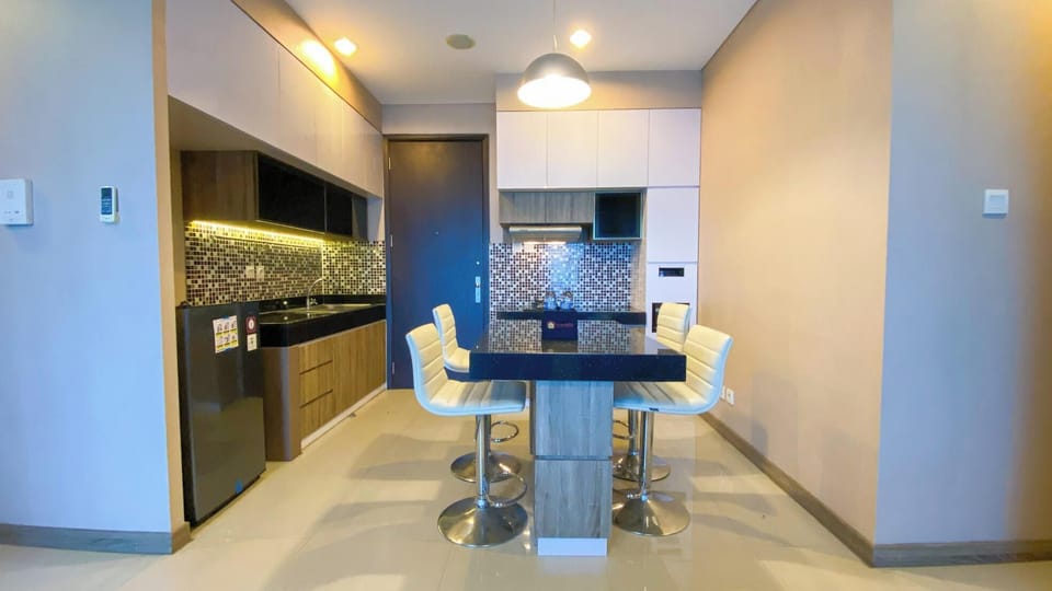 Deluxe Apartment | Private kitchen | Fridge, stovetop, rice cooker, dining tables