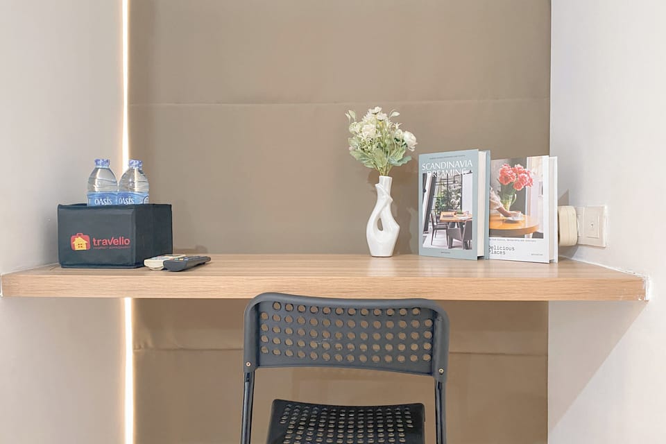 Deluxe Studio | Desk