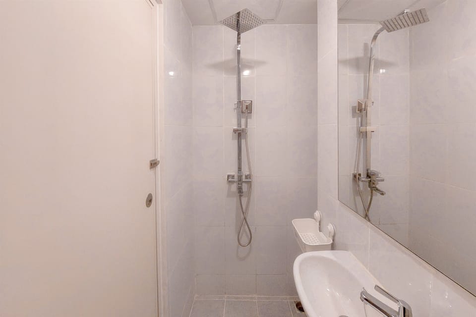 Deluxe Studio | Bathroom | Shower, free toiletries, towels, soap