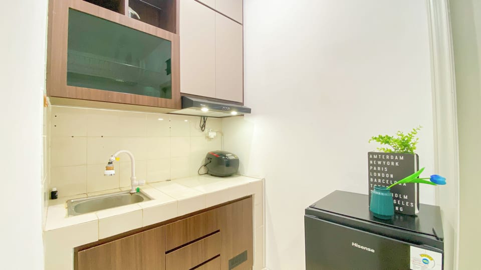 Deluxe Apartment | Private kitchen | Fridge, stovetop, rice cooker