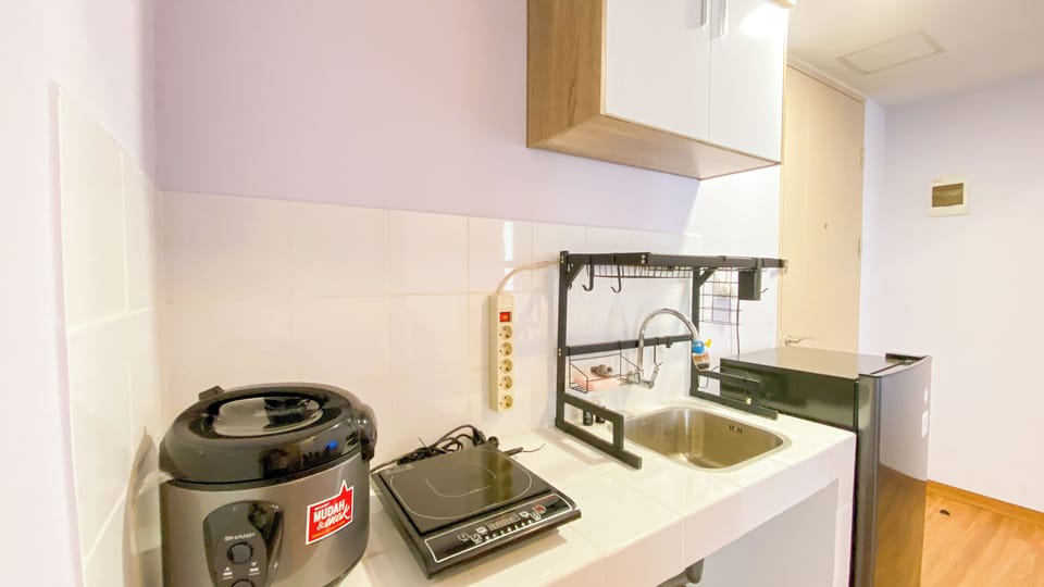 Deluxe Apartment | Private kitchen | Fridge, stovetop, rice cooker, dining tables