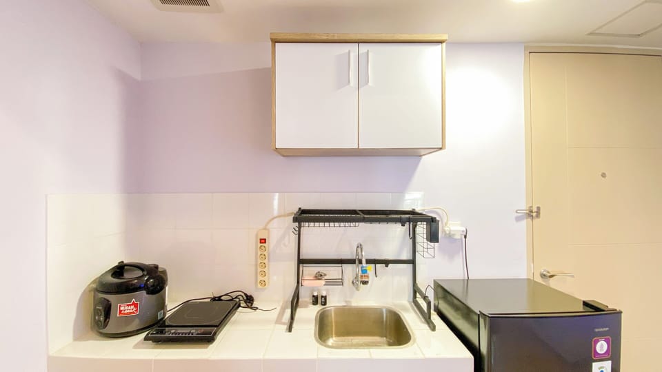 Deluxe Apartment | Private kitchen | Fridge, stovetop, rice cooker, dining tables
