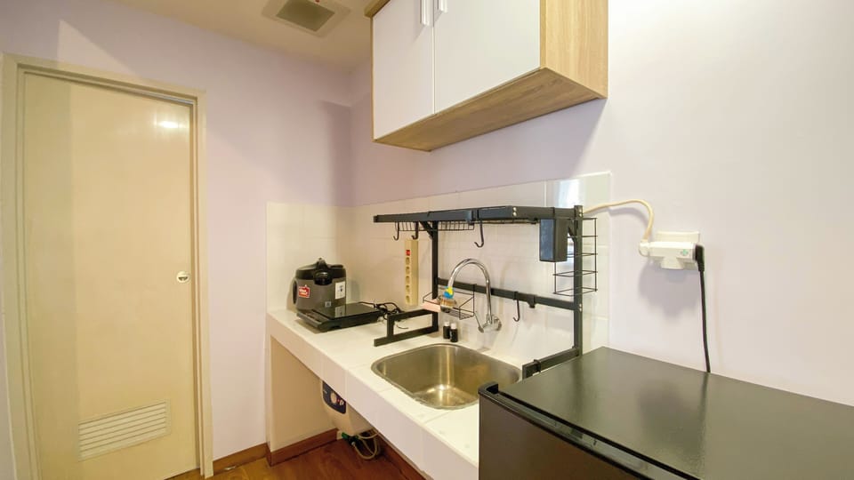 Deluxe Apartment | Private kitchen | Fridge, stovetop, rice cooker, dining tables