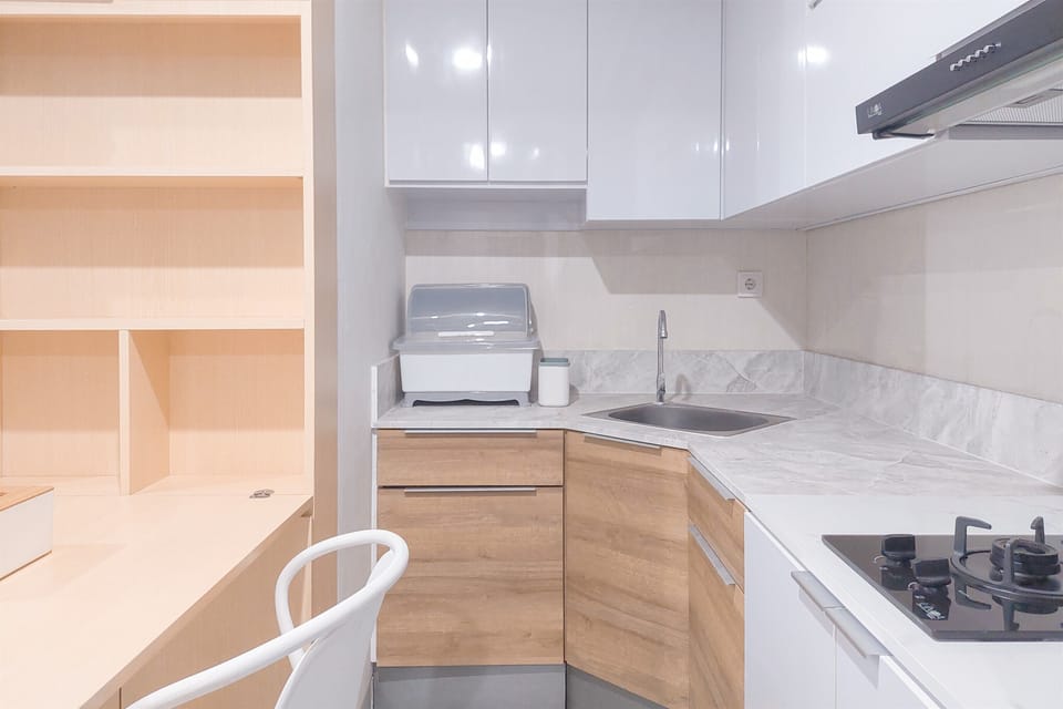 Deluxe Apartment | Private kitchen | Fridge, stovetop, rice cooker, dining tables