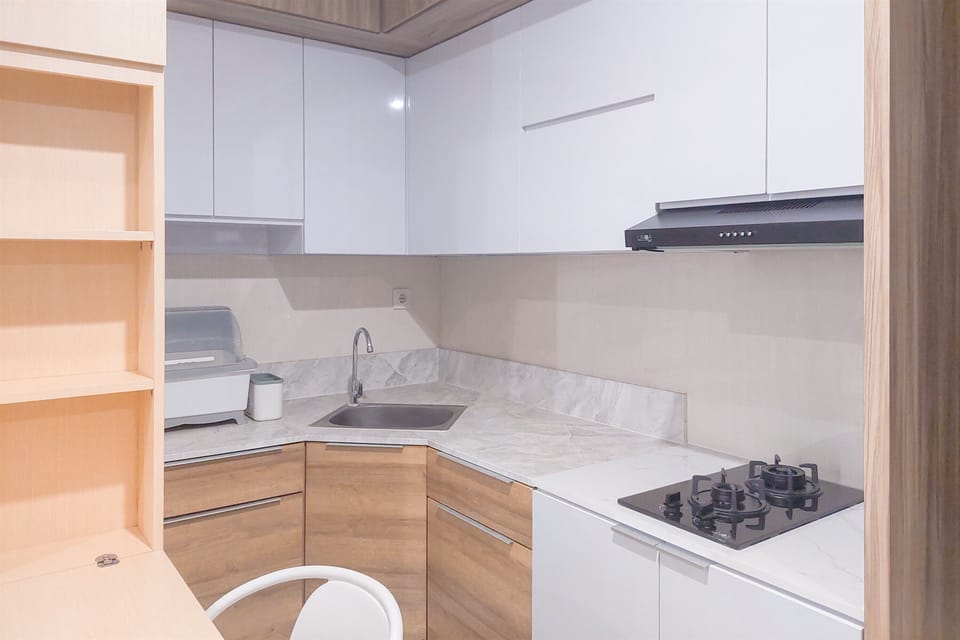 Deluxe Apartment | Private kitchen | Fridge, stovetop, rice cooker, dining tables