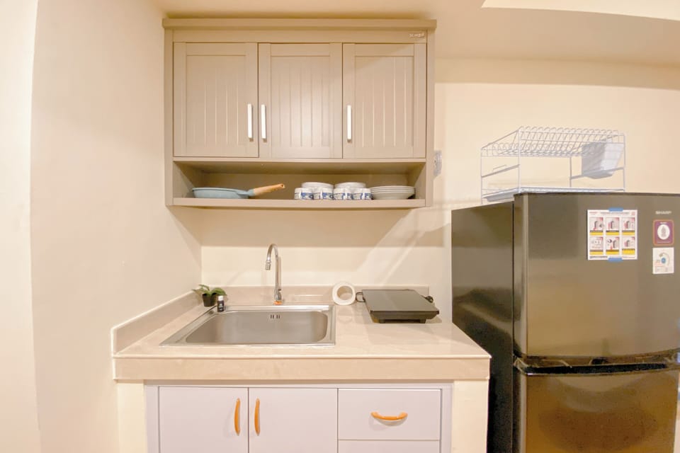Deluxe Apartment | Private kitchen | Fridge, stovetop, rice cooker, dining tables