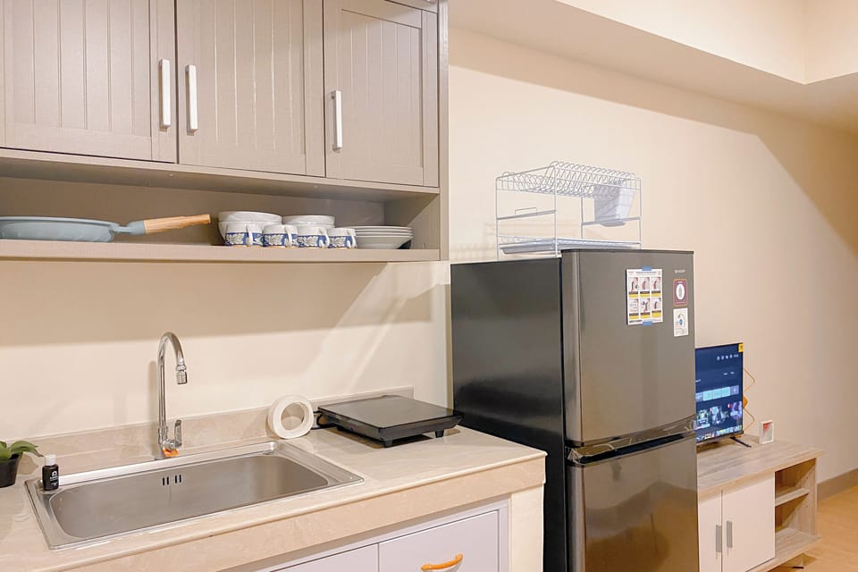 Deluxe Apartment | Private kitchen | Fridge, stovetop, rice cooker, dining tables