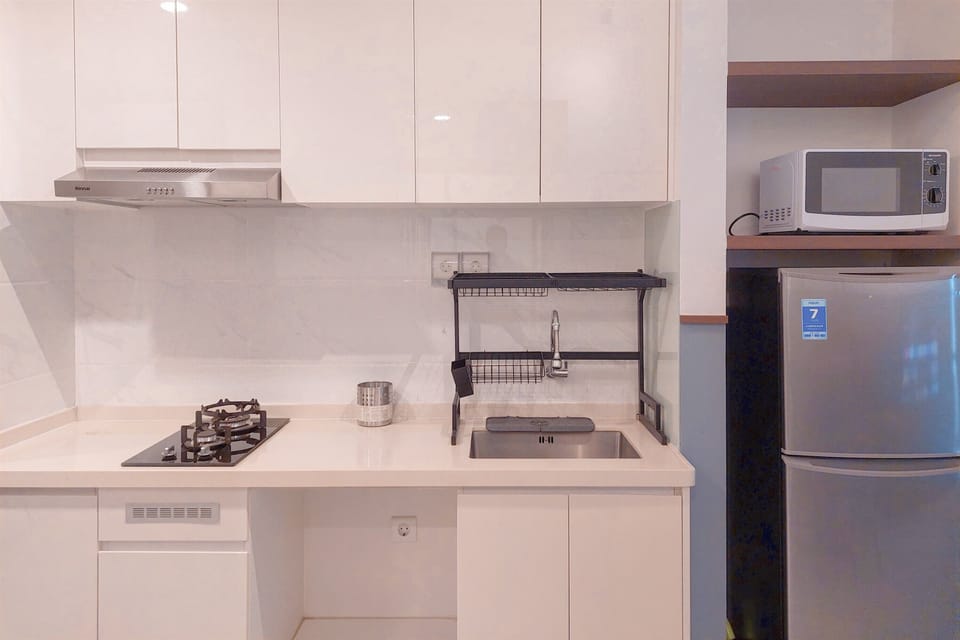 Deluxe Apartment | Private kitchen | Fridge, microwave, stovetop, rice cooker
