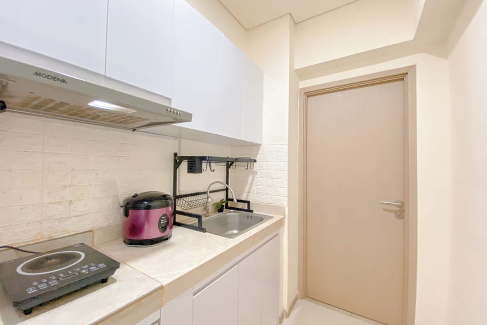 Deluxe Apartment | Private kitchen | Fridge, stovetop, rice cooker, dining tables