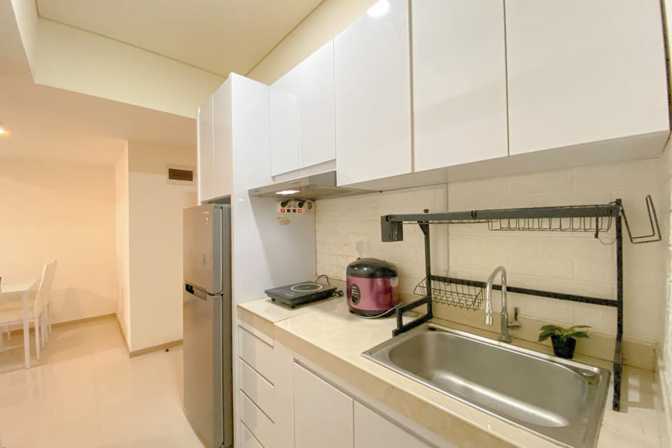 Deluxe Apartment | Private kitchen | Fridge, stovetop, rice cooker, dining tables