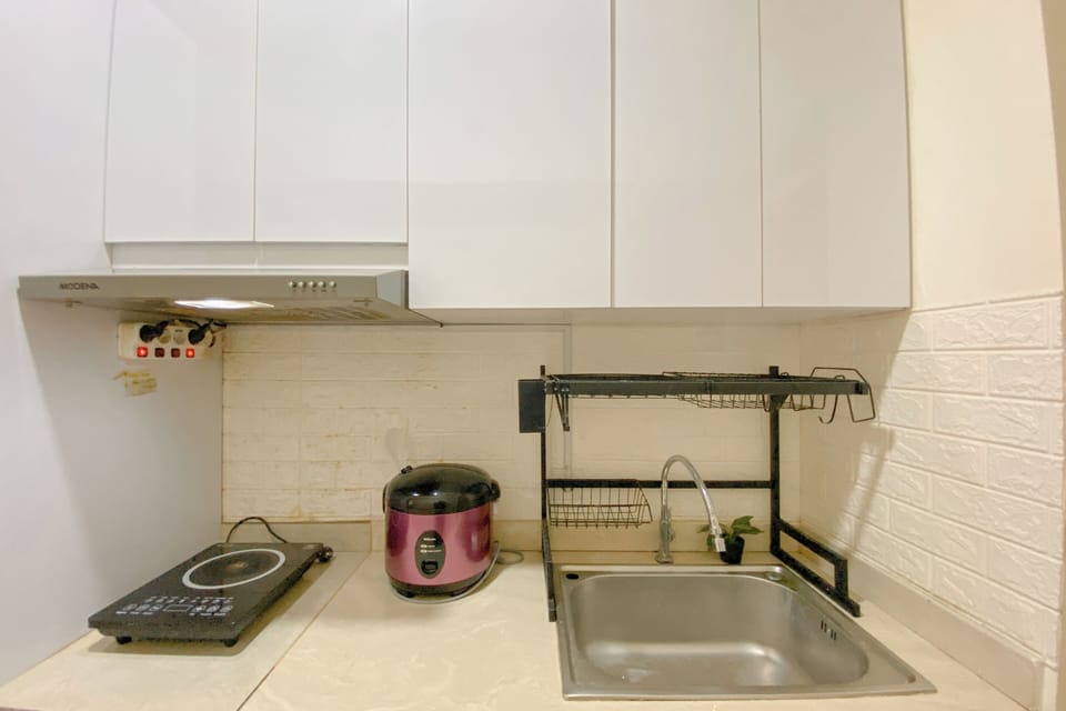 Deluxe Apartment | Private kitchen | Fridge, stovetop, rice cooker, dining tables