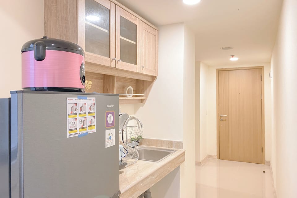Deluxe Apartment | Private kitchen | Fridge, stovetop, rice cooker, dining tables