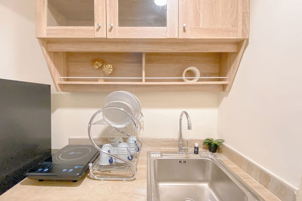 Deluxe Apartment | Private kitchen | Fridge, stovetop, rice cooker, dining tables