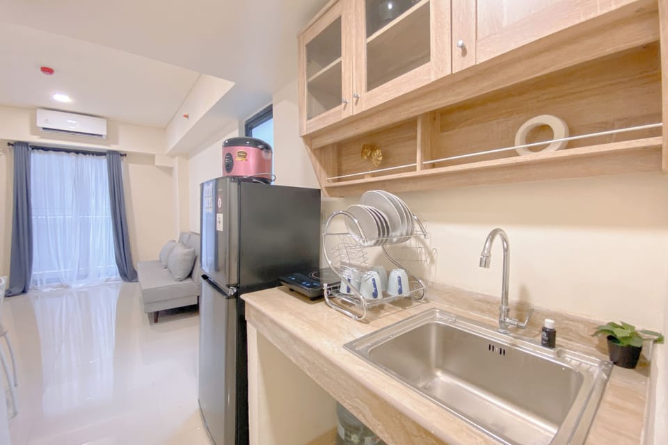 Deluxe Apartment | Private kitchen | Fridge, stovetop, rice cooker, dining tables