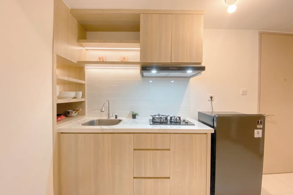 Deluxe Apartment | Private kitchen | Fridge, stovetop, rice cooker, dining tables