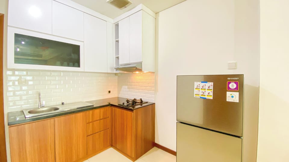 Deluxe Apartment | Private kitchen | Fridge, stovetop, rice cooker, dining tables