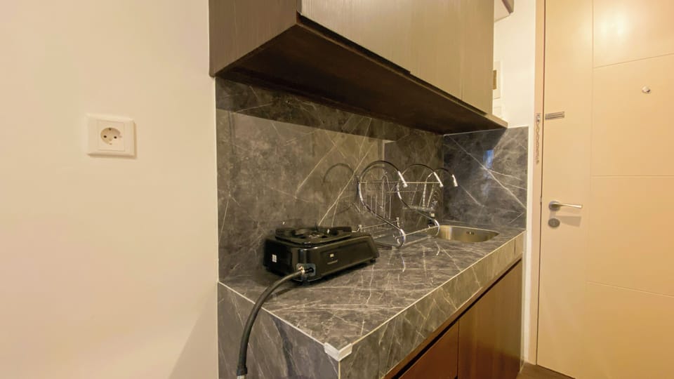 Deluxe Studio | Private kitchen | Mini-fridge, stovetop, rice cooker