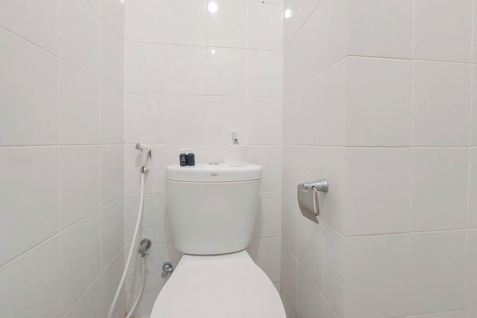 Deluxe Studio | Bathroom | Shower, free toiletries, towels, soap