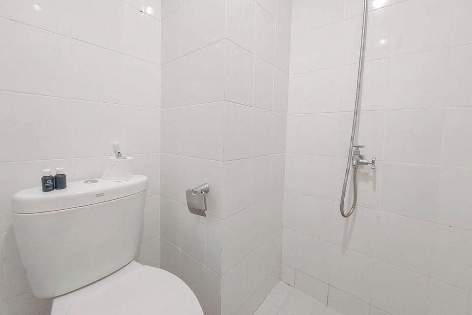 Deluxe Studio | Bathroom | Shower, free toiletries, towels, soap