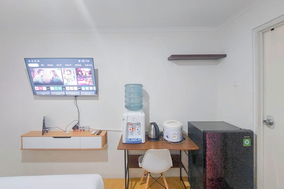 Deluxe Studio | Desk