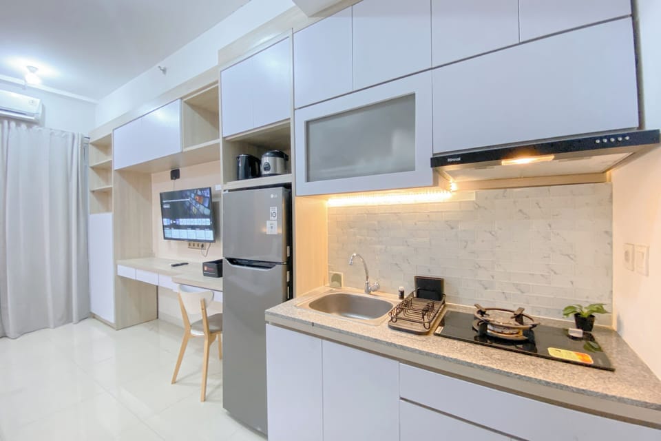Deluxe Studio | Private kitchen | Fridge, microwave, stovetop, rice cooker