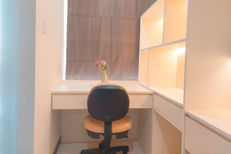 Deluxe Studio | Desk