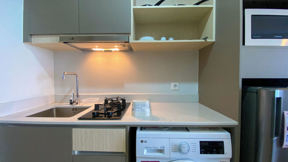 Deluxe Studio | Private kitchen | Fridge, microwave, stovetop, rice cooker