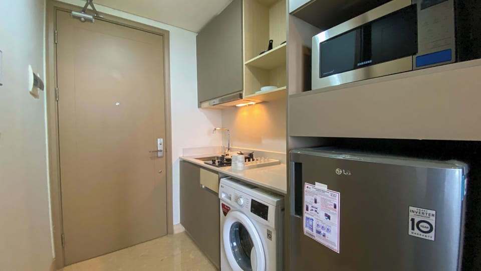 Deluxe Studio | Private kitchen | Fridge, microwave, stovetop, rice cooker