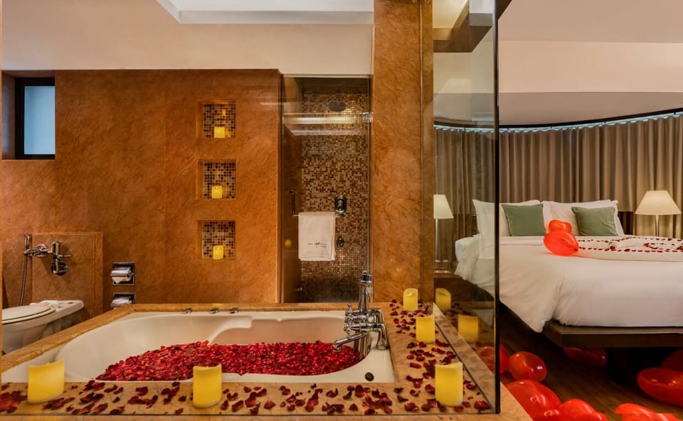 Suite | Bathroom | Free toiletries, hair dryer, towels, soap