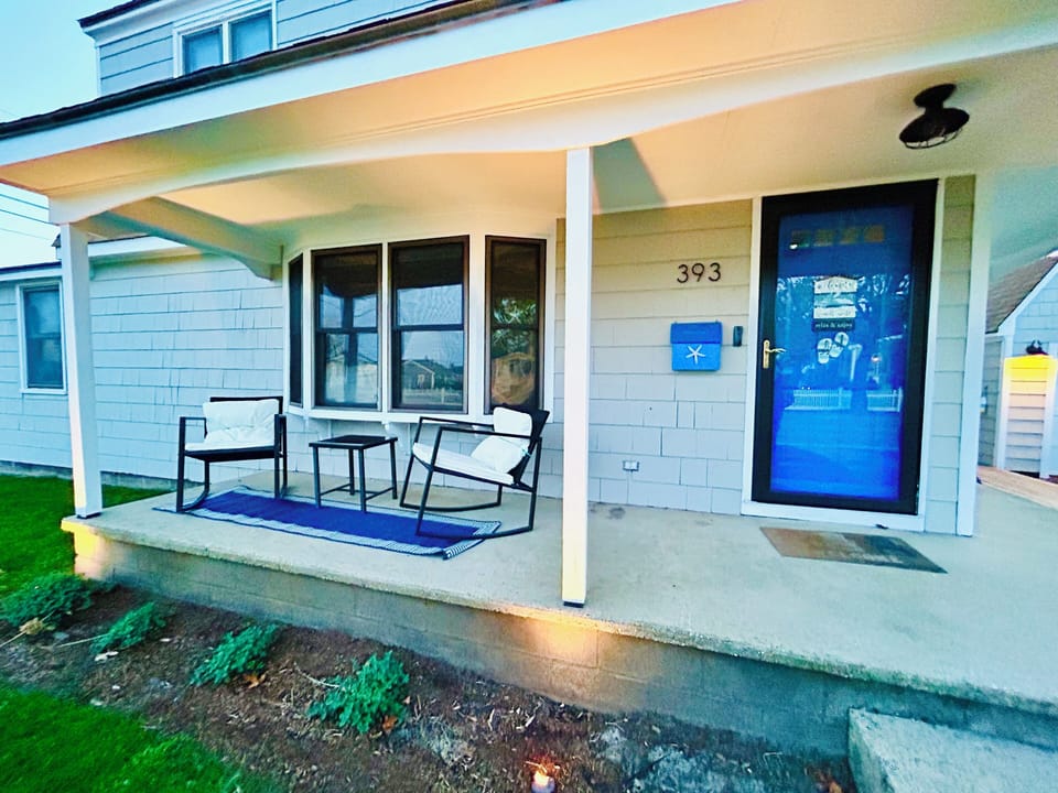 Front porch perfect for am coffee or afternoon cocktails enjoy the ocean air!